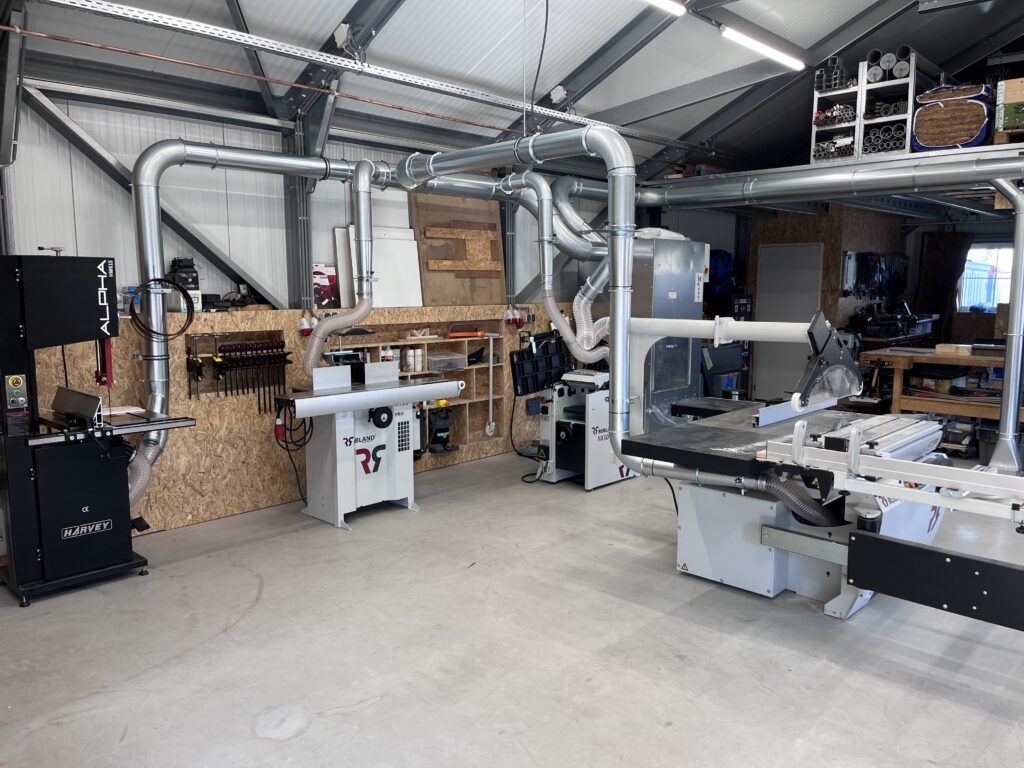Leidingwerk tussen afzuiger en machines!